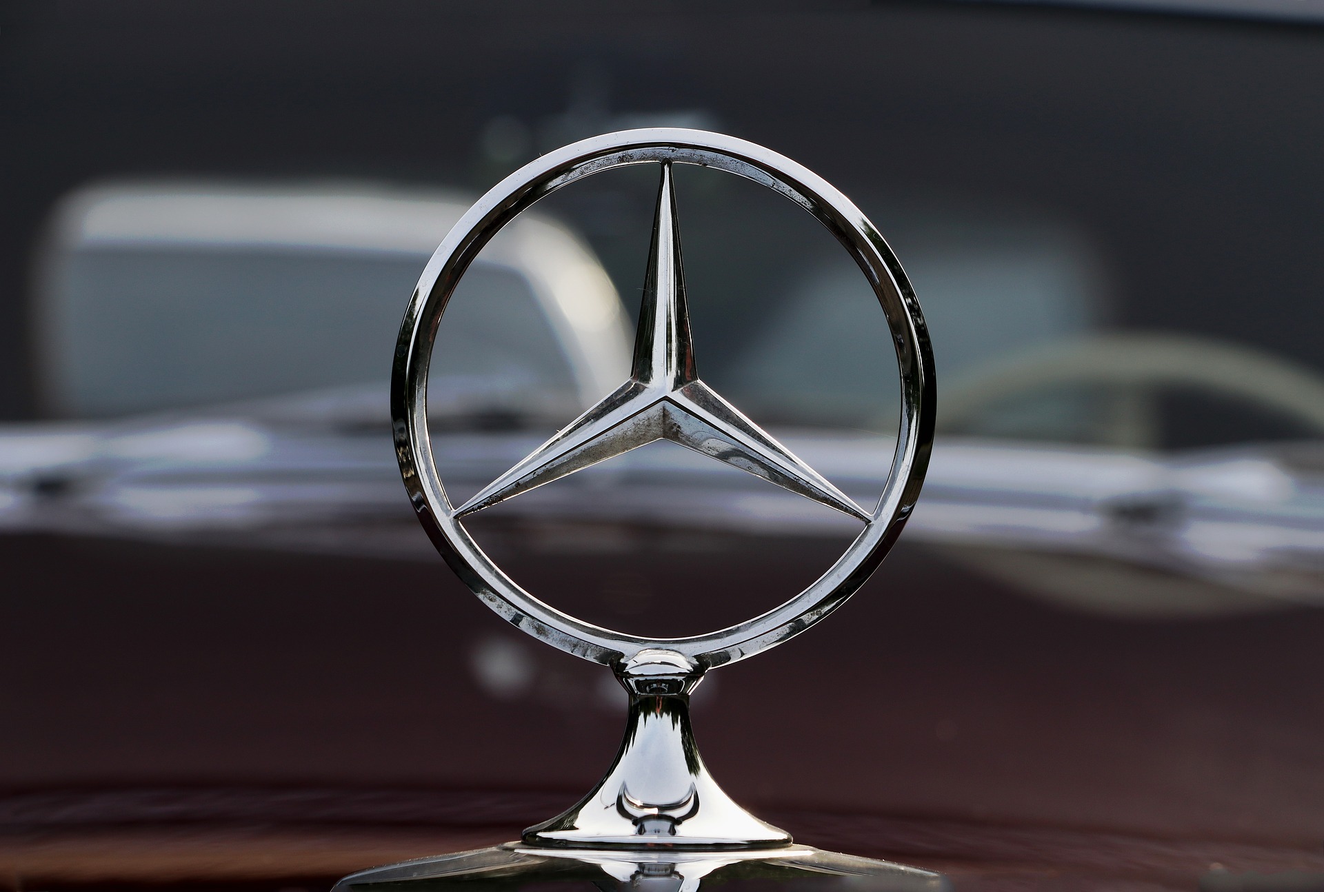 qué significa el logo de Mercedes