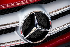 qué significa el logo de Mercedes