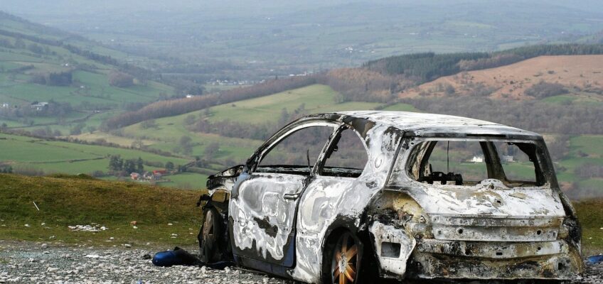 Qué hacer con un coche quemado: reparación o desguace