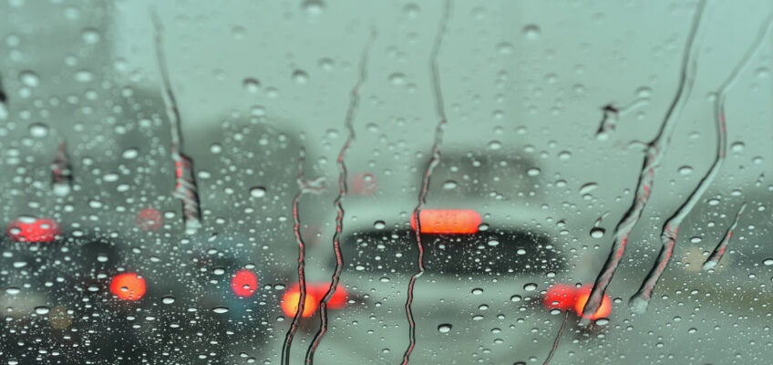 Cómo sobrevivir al volante cuando llueve o nieva (y llegar entero a casa)